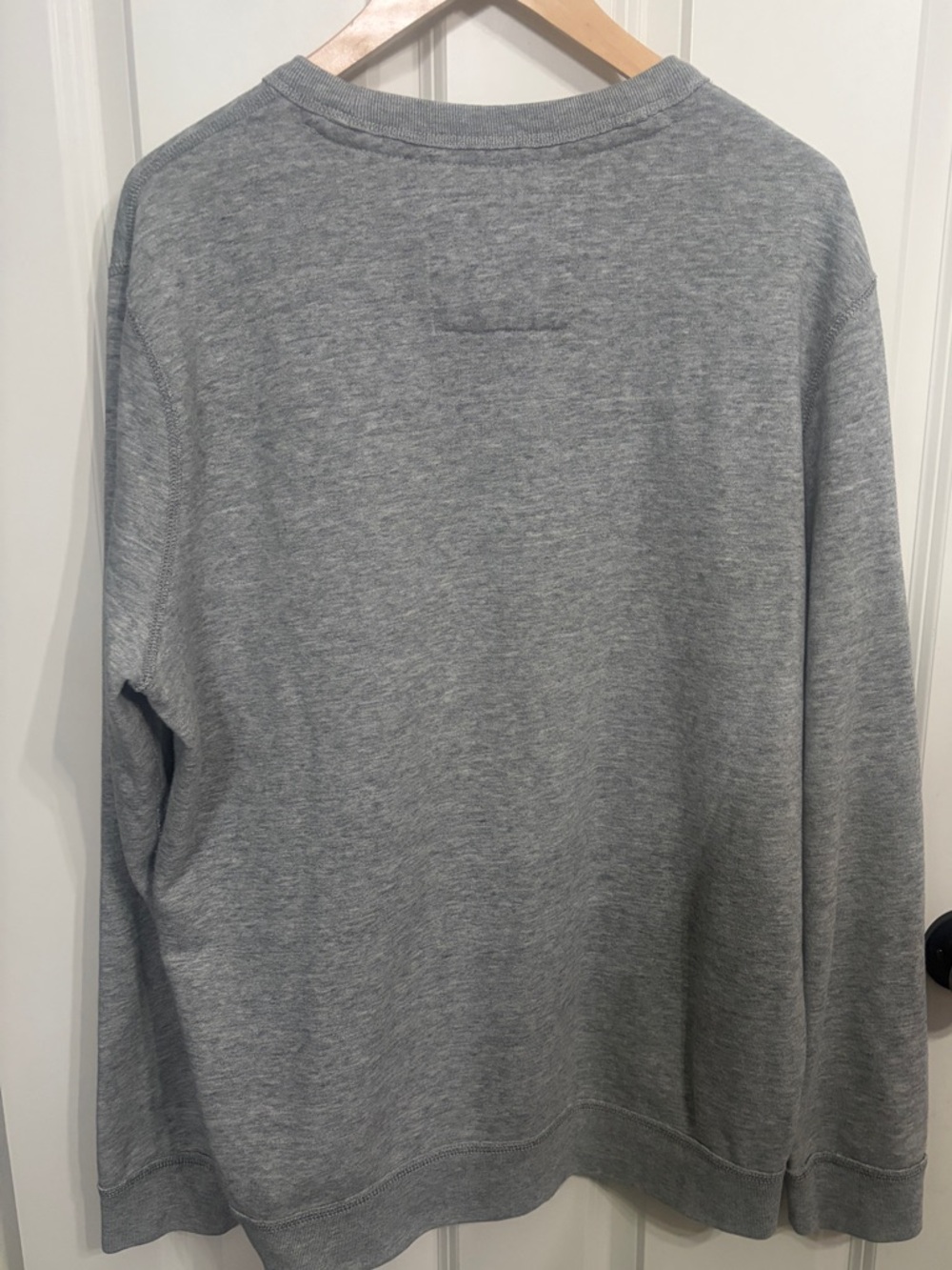 Abercrombie & Fitch Men's Heather Gray Crewneck Sweatshirt XL muscle fit.Classic - Picture 3 of 7